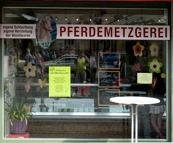 A butcher in Munique advertising horse meat for sale. Ein Münchner Pferdemetzger